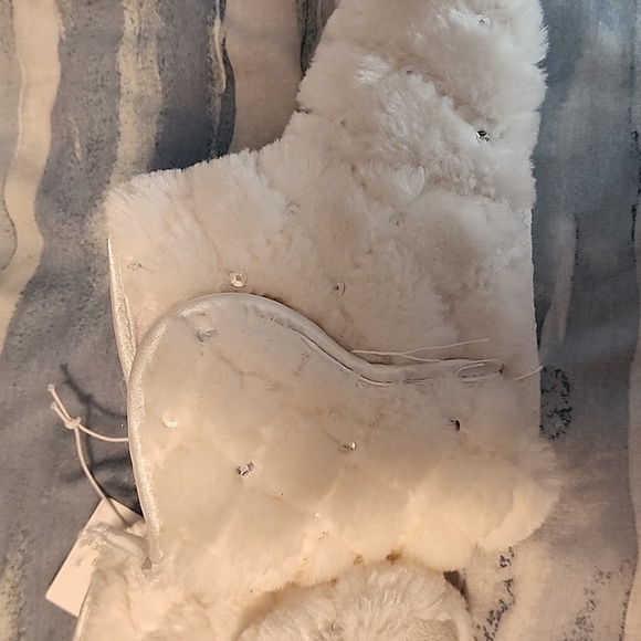 NWT! Slippers size 9/10 with velcro opening - Picture 3 of 8